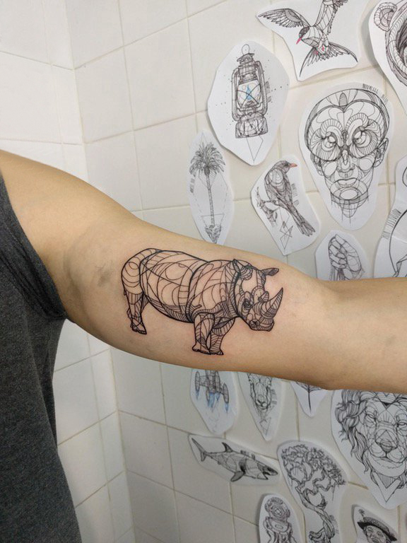 点击大图看下一张：女生手臂上黑色线条创意犀牛动物纹身图片