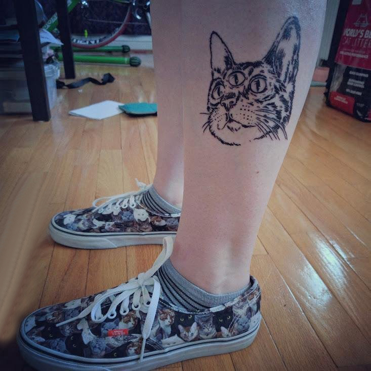点击大图看下一张：女生小腿上黑色点刺简单抽象线条小动物猫纹身图片