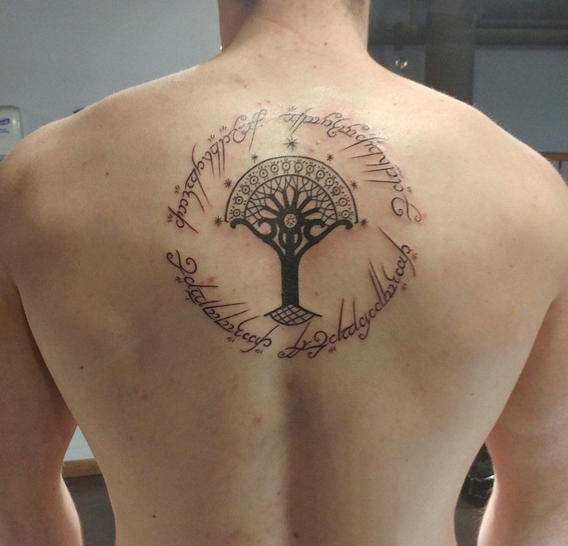 点击大图看下一张：男生背部黑灰素描创意植物树纹身图片