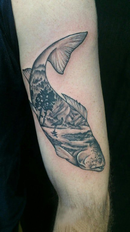 点击大图看下一张：男生大臂上黑灰点刺抽象线条小动物鱼和风景纹身图片