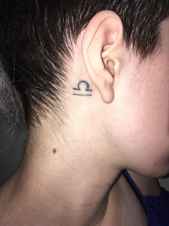 点击大图看下一张：男生耳后黑色简单个性线条天秤座星座符号纹身图片