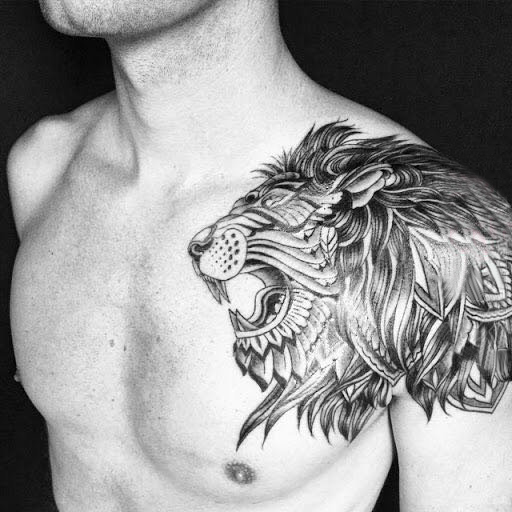 点击大图看下一张：男生肩部黑色点刺抽象线条小动物狮子纹身图片