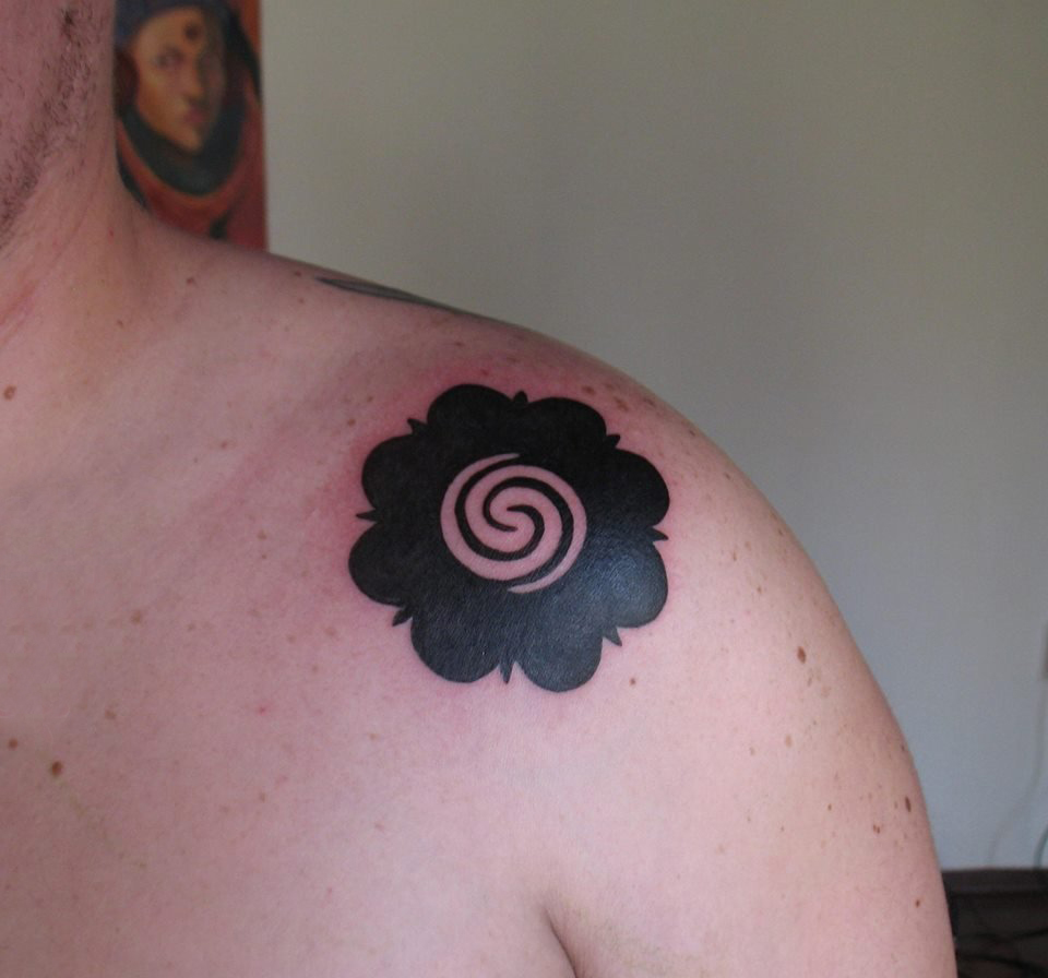 点击大图看下一张：男生肩膀上黑色素描创意文艺花朵纹身图片