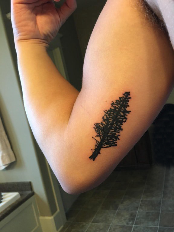 点击大图看下一张：男生手臂上黑色点刺抽象线条植物大树纹身图片