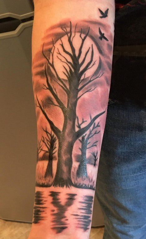 点击大图看下一张：男生手臂上黑色点刺几何抽象线条月亮和植物树纹身图片