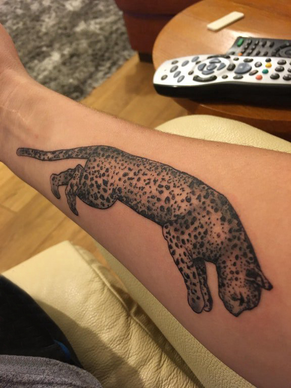 点击大图看下一张：男生手臂上黑色点刺简单线条小动物豹子纹身图片