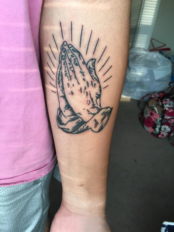 点击大图看下一张：男生手臂上黑色素描创意文艺祈祷之手纹身图片