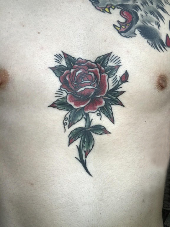 点击大图看下一张：男生胸部彩绘渐变简单抽象线条植物玫瑰花纹身图片