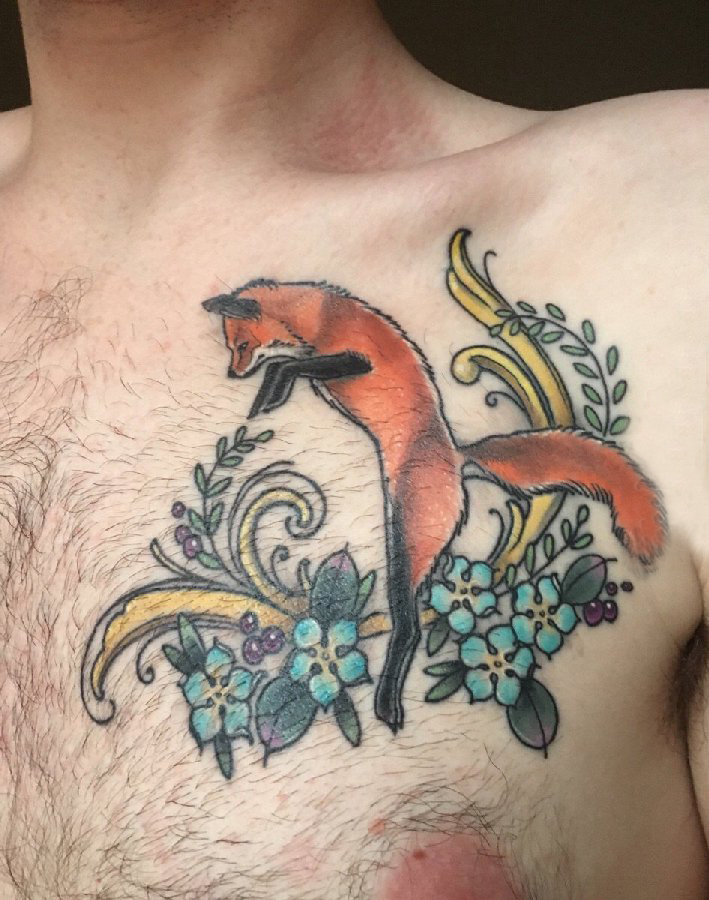 点击大图看下一张：男生胸口上彩绘水彩素描创意文艺狐狸纹身图片
