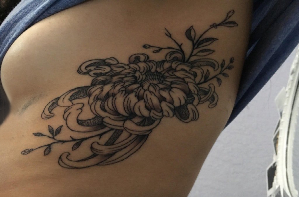 点击大图看下一张：女生侧腰上黑色点刺简单抽象线条植物菊花纹身图片