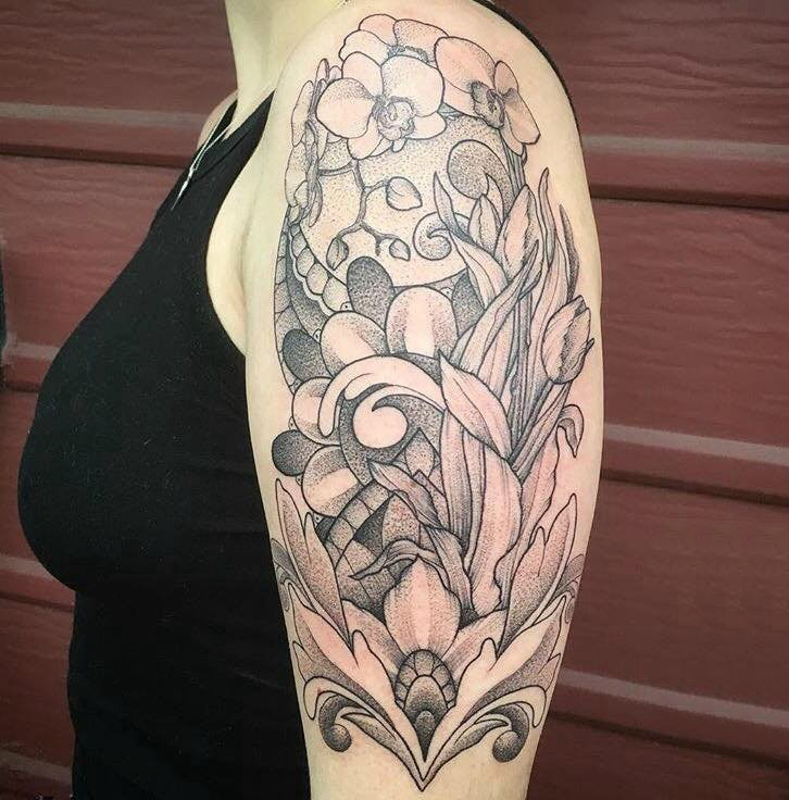 点击大图看下一张：女生大臂上黑灰点刺简单抽象线条植物花朵纹身图片