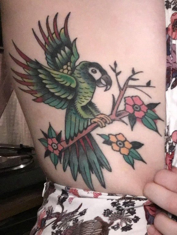 点击大图看下一张：女生大腿上彩绘渐变简单线条植物花朵和鸟纹身图片