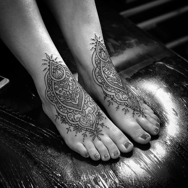 点击大图看下一张：女生脚背上黑色几何简单线条对称纹身图片