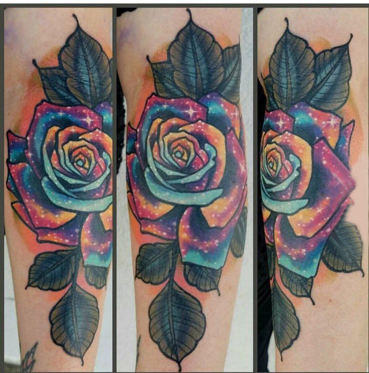 点击大图看下一张：女生手臂上彩绘水彩素描创意文艺七彩玫瑰纹身图片