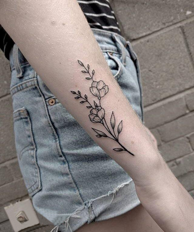点击大图看下一张：女生手臂上黑灰点刺简单线条小清新植物花朵纹身图片