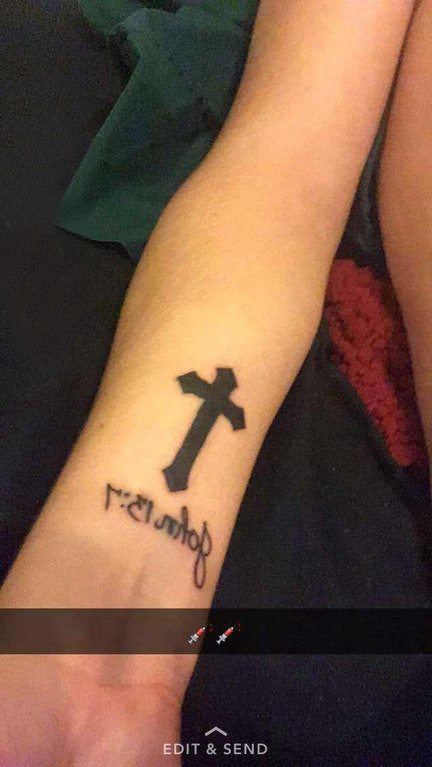 点击大图看下一张：女生手臂上黑色简单线条英文和十字架纹身图片