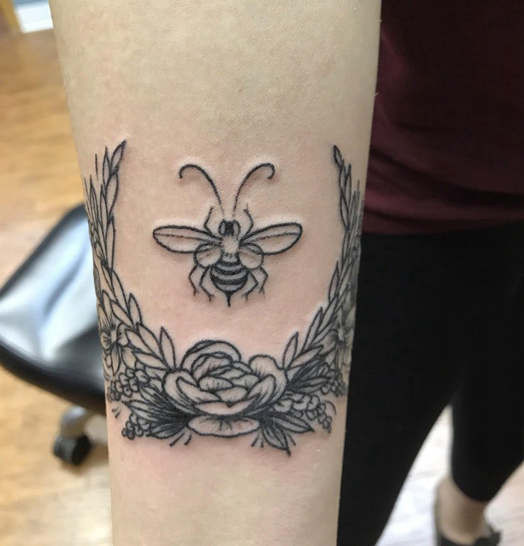 点击大图看下一张：女生手臂上黑色简单线条植物花朵和蜜蜂纹身图片
