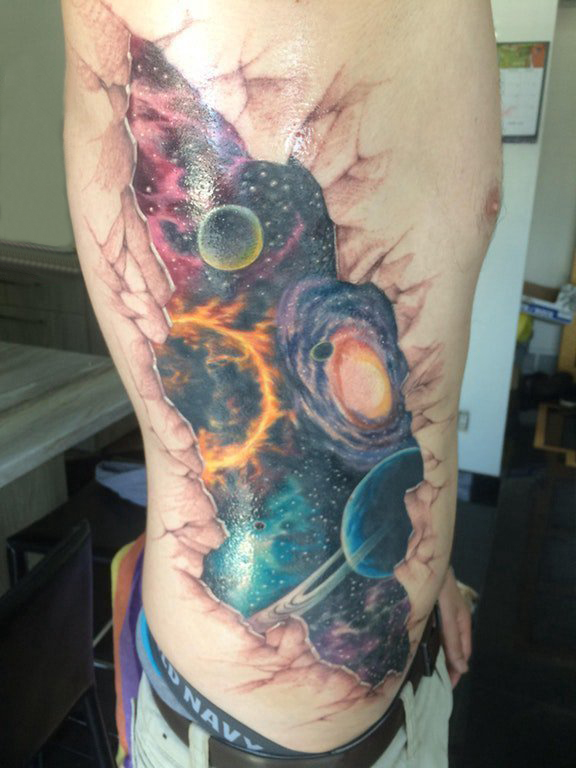 点击大图看下一张：男生侧腰上彩绘水彩素描创意霸气星球元素纹身图片
