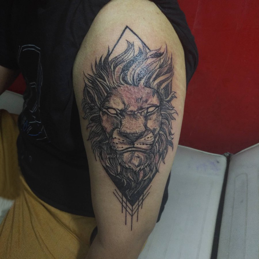 点击大图看下一张：男生大臂上黑色点刺简单抽象线条动物狮子纹身图片