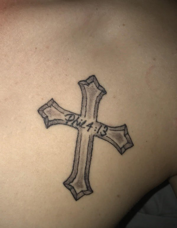 点击大图看下一张：男生后背上黑灰点刺简单线条十字架纹身图片