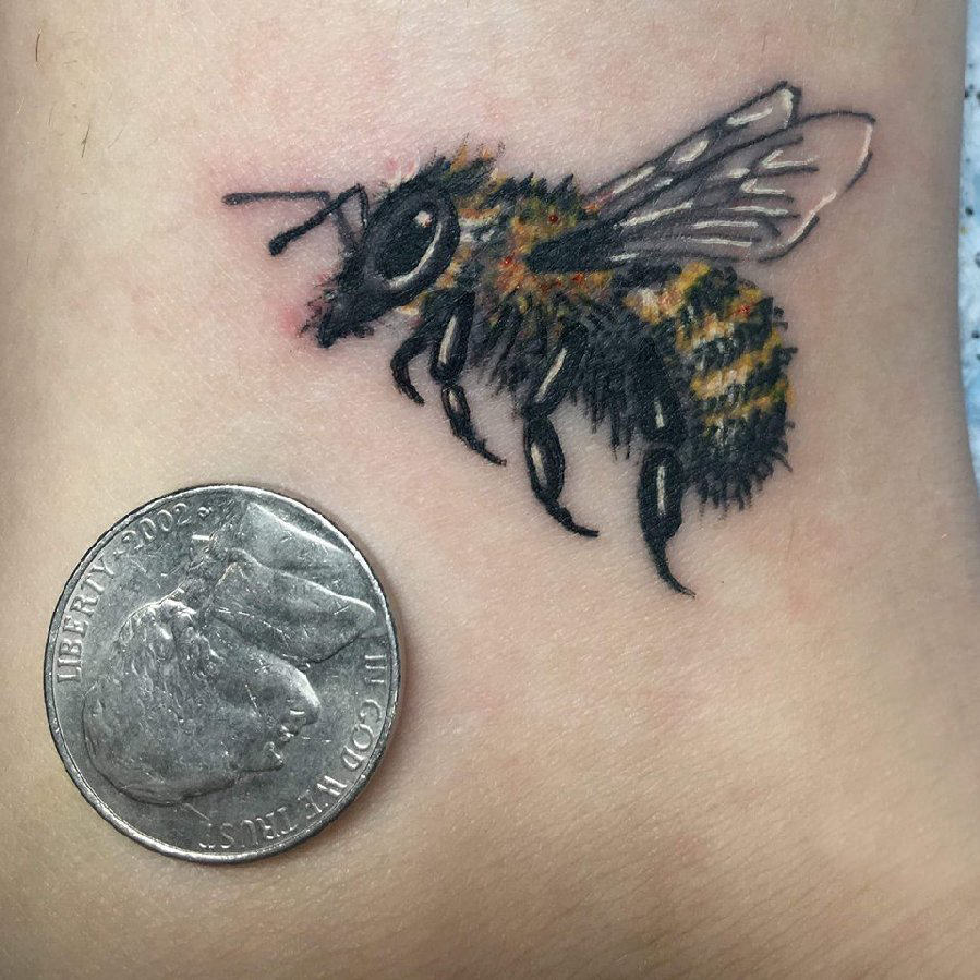点击大图看下一张：男生脚踝上彩绘简单线条写实小动物蜜蜂纹身图片