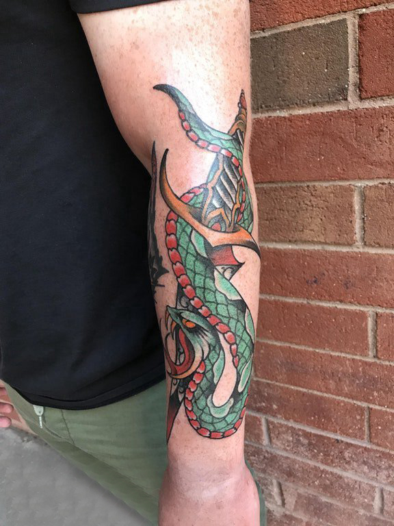 点击大图看下一张：男生手臂上彩绘水彩素描创意霸气蛇纹身图片