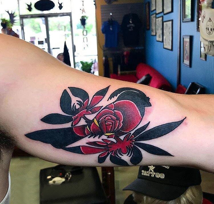 点击大图看下一张：男生手臂上彩绘水彩素描创意文艺唯美玫瑰纹身图片