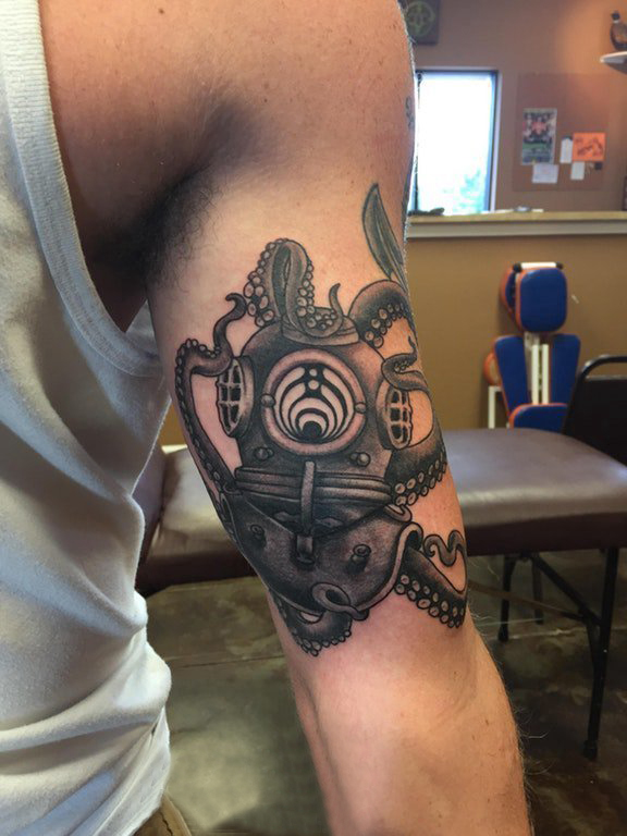 点击大图看下一张：男生手臂上黑灰素描点刺技巧创意有趣章鱼纹身图片