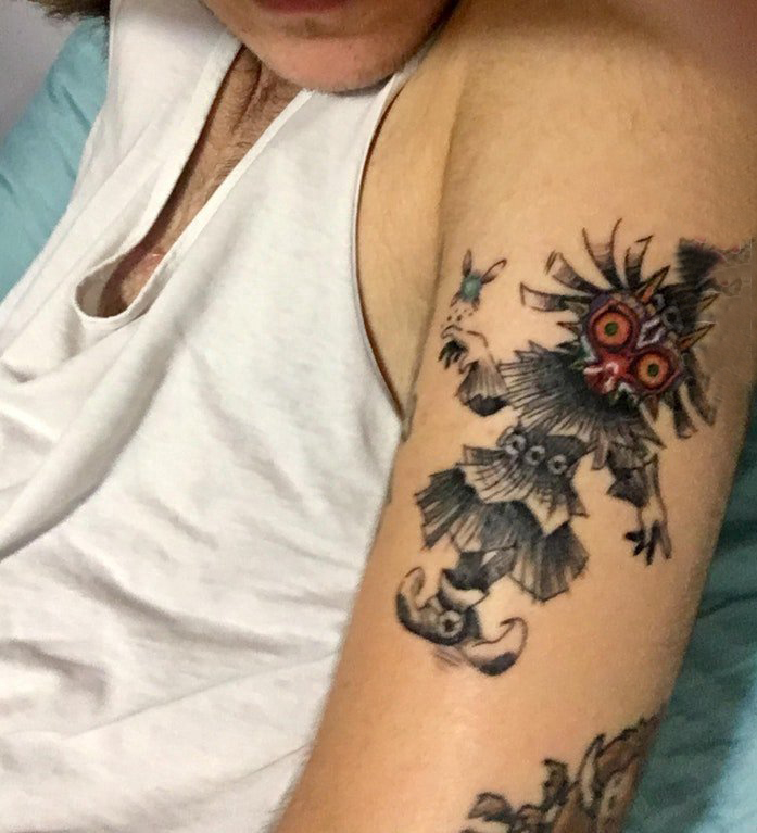 点击大图看下一张:男生手臂上黑灰素描点刺技巧有趣卡通纹身图片