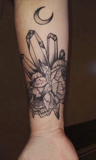 点击大图看下一张：男生手臂上黑色点刺几何简单线条晶石和花朵纹身图片