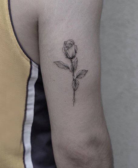 点击大图看下一张：男生手臂上黑色点刺简单线条文艺小清新植物花朵纹身图片