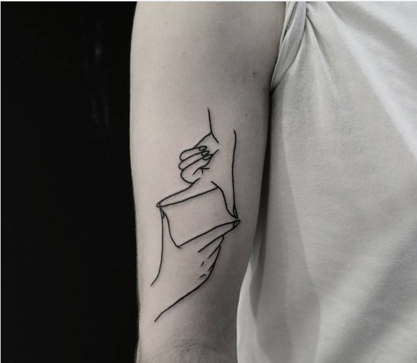 点击大图看下一张：男生手臂上黑色简单线条情侣手部纹身图片