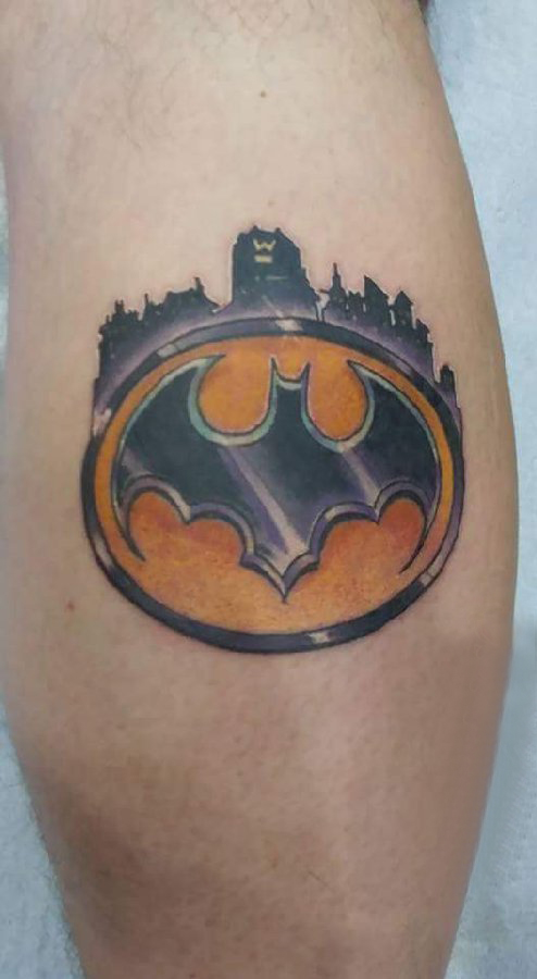 点击大图看下一张：男生小腿上彩绘渐变几何简单线条蝙蝠侠符号纹身图片