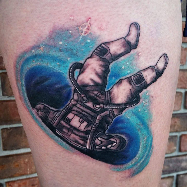 点击大图看下一张：男生小腿上彩绘渐变星空元素和人物宇航员纹身图片