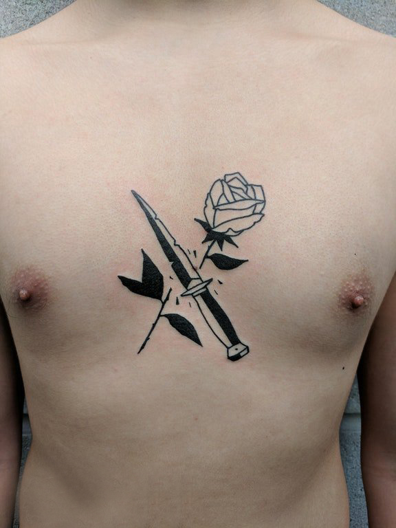 点击大图看下一张：男生胸部黑色简单线条创意花朵和匕首纹身图片