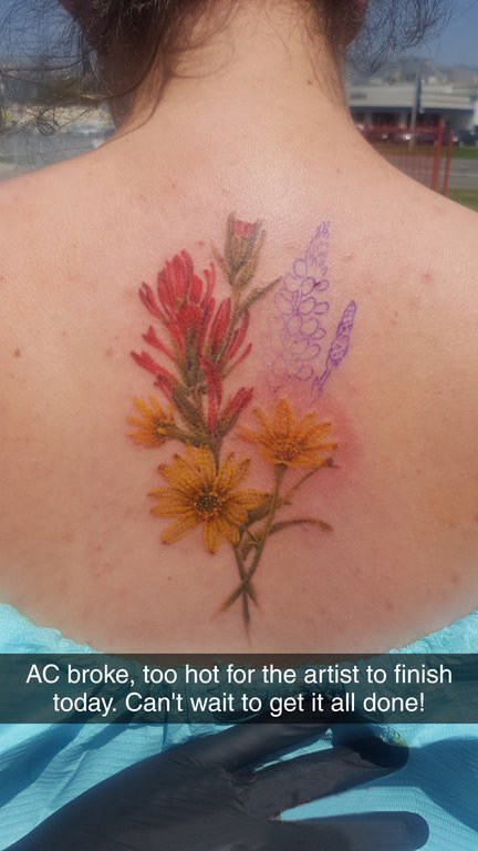 点击大图看下一张：女生背部彩绘水彩素描创意唯美花朵精致纹身图片
