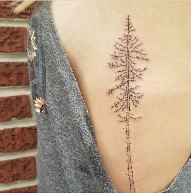 点击大图看下一张：女生侧腰上黑灰点刺技巧简单线条植物大树纹身图片
