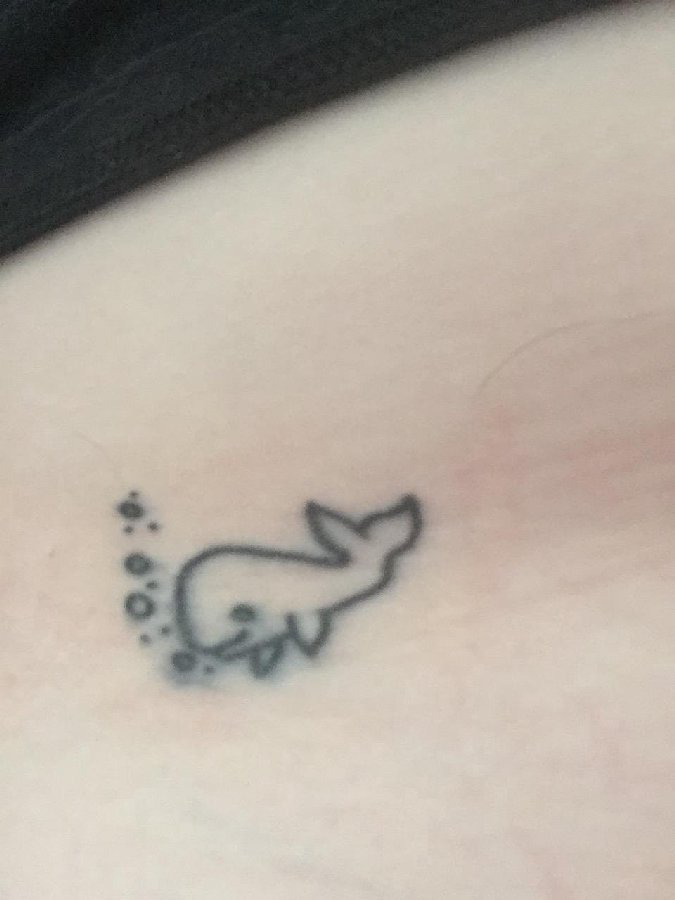 点击大图看下一张：女生侧腰上黑色几何简单线条卡通小动物鲸鱼纹身图片