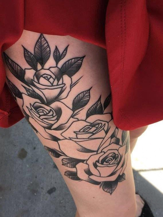 点击大图看下一张：女生大腿上黑色点刺简单线条植物玫瑰花纹身图片