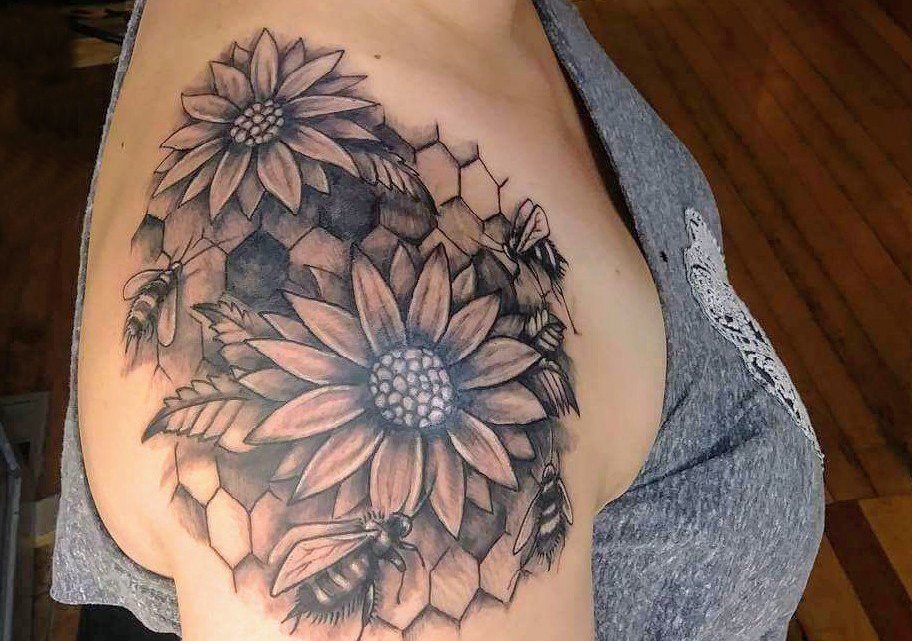 点击大图看下一张：女生肩膀上黑灰素描点刺技巧创意文艺唯美花朵纹身图片