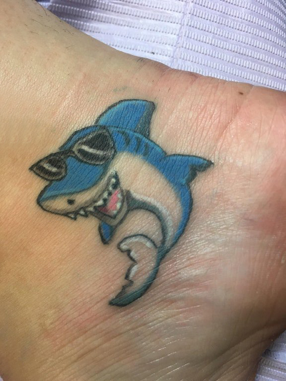 点击大图看下一张：女生脚踝上彩绘简单线条卡通小动物鲨鱼纹身图片