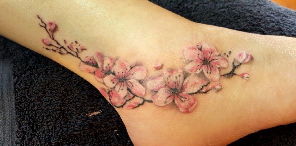 点击大图看下一张：女生脚踝上彩绘渐变简单线条植物梅花纹身图片