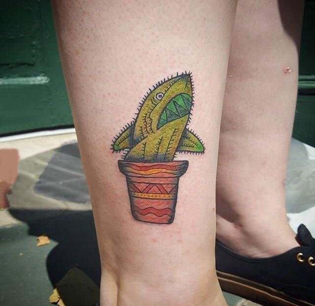 点击大图看下一张：女生小腿上彩绘简单线条鲨鱼型植物仙人掌纹身图片