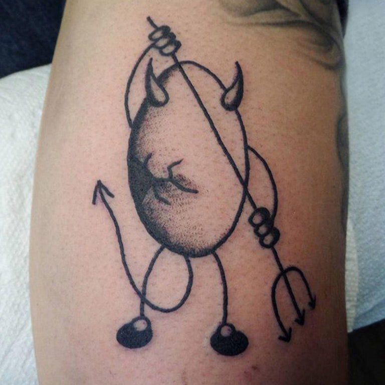 点击大图看下一张：蛋壳小恶魔创意纹身图片