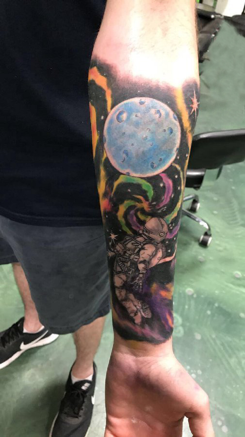 点击大图看下一张：男生手臂上彩绘水彩素描创意霸气宇宙纹身图片