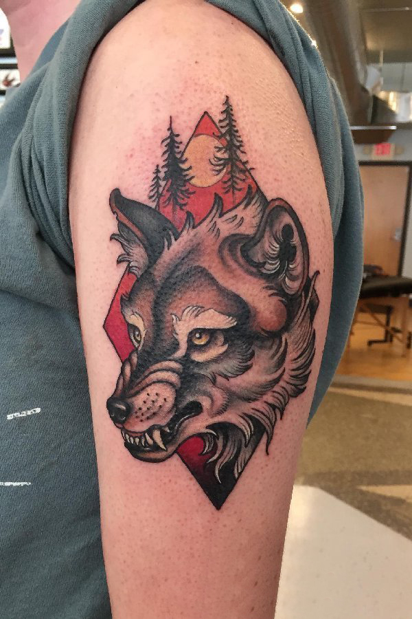 点击大图看下一张：男生手臂上彩绘水彩素描恐怖狼头纹身图片