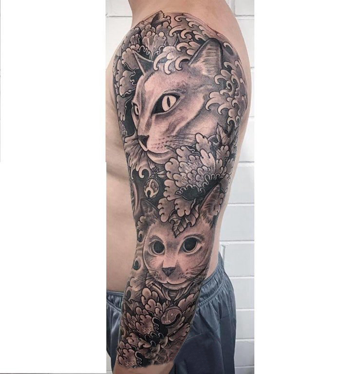 点击大图看下一张：男生手臂上黑灰素描点刺技巧创意猫咪花朵花臂纹身图片