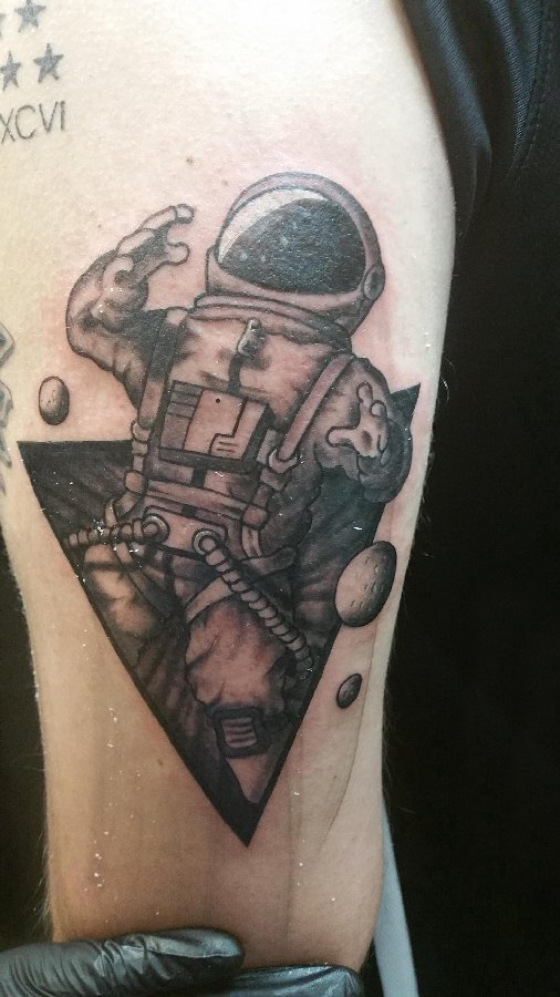 点击大图看下一张：男生手臂上黑色点刺几何简单线条星球和宇航员纹身图片