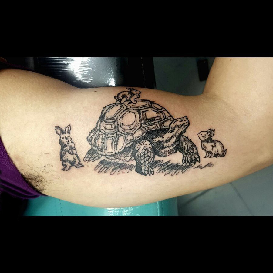 点击大图看下一张：男生手臂上黑色几何简单线条小动物乌龟和兔子纹身图片