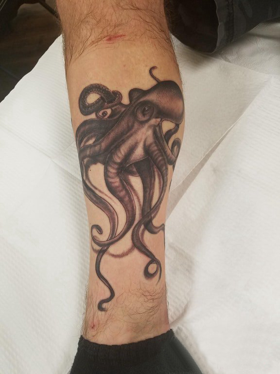 点击大图看下一张：男生小腿上黑灰点刺抽象线条章鱼纹身图片